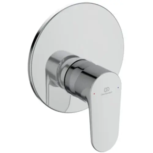 Chromene Brausearmatur von Ideal Standard mit runder Rosette und einem hebelartigen Bedienknauf für die Temperatur- und Wassermengenregulierung.